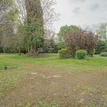 Spacious 1br With Great Balcony *